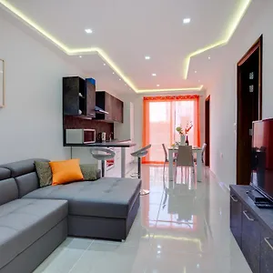la-rive-apartment.hotelssaintjulians.com/